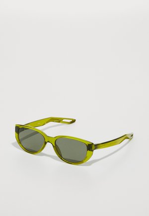 Groene doorzichtige zonnebril met ovale lenzen, slanke pootjes en donker getinte lenzen; heeft een gestructureerde grip aan de binnenkant van het frame.