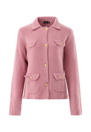 Rosa strukturierte Strickjacke mit langen Ärmeln, vier Klapptaschen und goldfarbenen Knöpfen vorne.