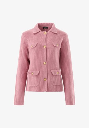 Rosa strukturierte Strickjacke mit langen Ärmeln, vier Klapptaschen und goldfarbenen Knöpfen vorne.