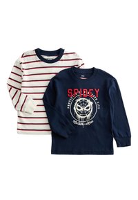 Dwie koszulki z długim rękawem: jedna biała w czerwone paski z granatowymi wykończeniami, a druga granatowa z graficzną siecią pajęczą i tekstem "SPIDEY" w kolorze czerwonym.