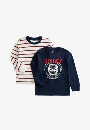 Zwei Langarm-T-Shirts: eines in Weiß mit roten Streifen und marineblauen Akzenten, das andere in Marineblau mit einem grafischen Spinnennetz und dem roten Text "SPIDEY".
