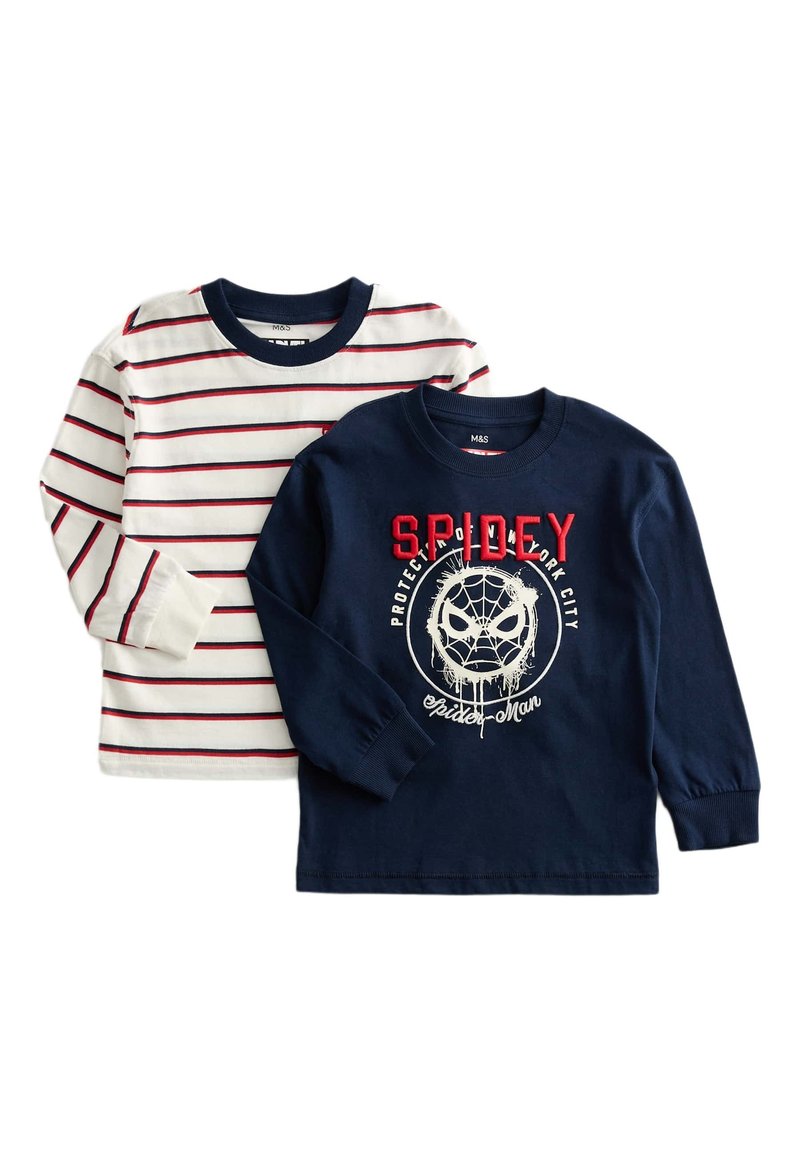 Dwie koszulki z długim rękawem: jedna biała w czerwone paski z granatowymi wykończeniami, a druga granatowa z graficzną siecią pajęczą i tekstem "SPIDEY" w kolorze czerwonym.