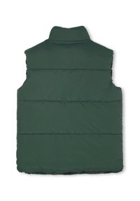 Grön pufferväst med hög krage, vadderad design och en mjuk svart fluffig foder vid nederkanten. Inga synliga knäppningar eller fickor.