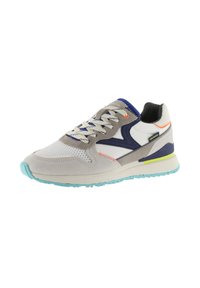 Sneaker grigio e bianco con pannelli in rete, dettagli in suede e suola aqua. Presenta decorazioni blu, arancione e verde nel design.