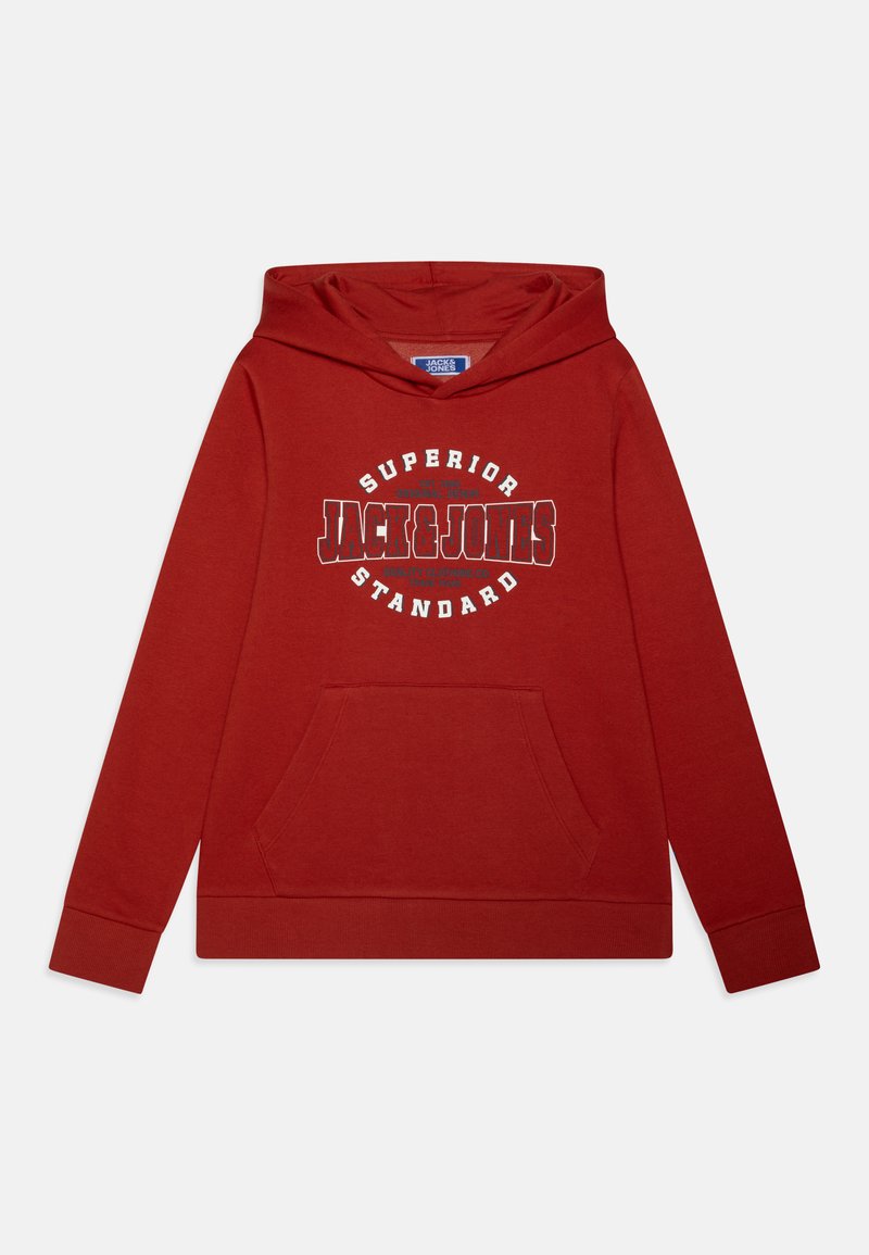 Rdeča kapuca z sprednjim žepom, ki vključuje bel grafični tisk z besedilom "SUPERIOR JACK & JONES STANDARD." Bombažni material.