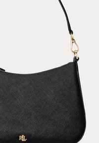 Bolso de hombro de cuero negro texturizado con herrajes en tono dorado, cierre de cremallera y correa desmontable con un clasp dorado y el logotipo de RLL.