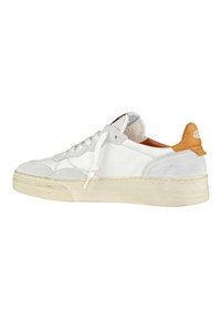 Sneaker bianche in pelle con dettagli in suede grigio, punta rotonda, suola piatta e design con lacci. Tab con logo in pelle beige sul tallone.