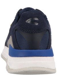 Marineblaue Sportschuh aus Wildleder und Mesh-Materialien, mit einem grauen Akzent, Gummisohle und einem blauen Zwischensohlendetail.