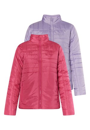 Deux vestes matelassées légères avec col montant, une rose devant et une violet clair derrière sur fond blanc.