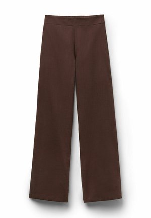 Braune weit geschnittene Hose mit elastischem Bund, keine sichtbaren Taschen oder Verschlüsse, auf weißem Hintergrund präsentiert.