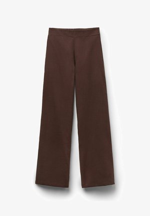 Braune weit geschnittene Hose mit elastischem Bund, keine sichtbaren Taschen oder Verschlüsse, auf weißem Hintergrund präsentiert.