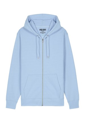 Gaiši zils ar rāvējslēdzēju aiztaisāms kapučs, kas izgatavots no mīksta materiāla. Tam ir regulējams kapuces stils, priekšējās kabatas, ribotas piedurknes un taisna apakšdaļa.