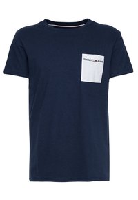 Tmavě modré bavlněné tričko s kulatým výstřihem, krátkými rukávy a bílou kapsou se značkovým logem "TOMMY JEANS". Hladká textura, neformální design.