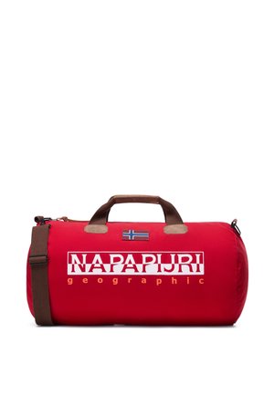 Sac de sport cylindrique rouge avec poignées marron et bandoulière, avec un drapeau norvégien et un grand logo Napapijri Geographic sur le côté.