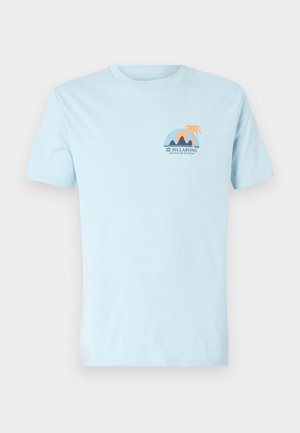 T-shirt in cotone azzurro chiaro con maniche corte, decorato con una grafica di montagne e una palma in arancione e blu.
