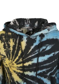 Černá mikina s kapucí s tie-dye vzorem v žluté a modré barvě. Má přední kapsu, šňůrku na stažení a žebrované manžety. Měkká textura.