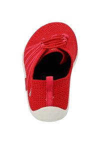 Rote Mesh-Schuhe mit strukturiertem Obermaterial, elastischem Schnürsystem und weißer Gummisohle. Das offene Rückendesign ermöglicht ein einfaches Anziehen.