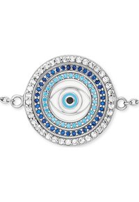 Silverarmband med en cirkulär hänge med koncentriska mönster av blåa, ljusblåa och klara kristaller, centrerad med ett litet öga.
