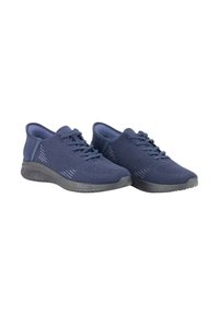 Zapatillas deportivas de color azul marino con parte superior de punto transpirable, paneles laterales texturizados, puntera redonda y suela de goma con surcos horizontales para mayor tracción.