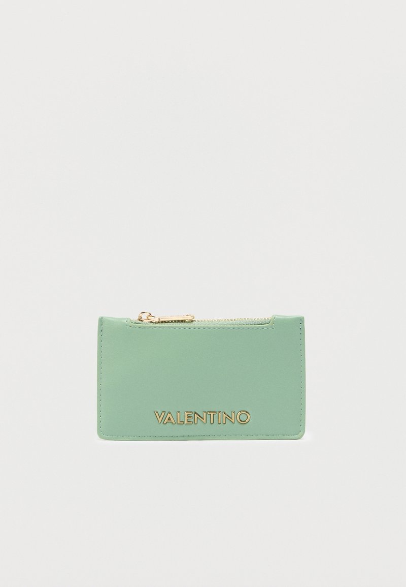 Δερμάτινη θήκη καρτών Valentino σε μέντα πράσινο, κατασκευασμένη από λείο δέρμα, με κλείσιμο με φερμουάρ και ανάγλυφο λογότυπο σε χρυσό στο μπροστινό μέρος.