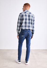 Tommy Jeans AUSTIN SLIM BRANDED - Slim fit -farkut - denim dark