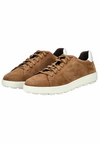 Baskets en suède marron avec semelle en caoutchouc blanc, bout rond et design classique à lacets. Talon accentué en cuir blanc.