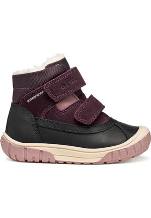 Botte d’hiver imperméable pour enfant en noir et violet foncé avec double brides Velcro et semelle crantée rose clair, doublée en polaire blanche.