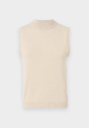 Top sin mangas de color beige claro con un escote alto, textura suave, bordes acanalados y un diseño simple. Ideal para combinar en capas o usar solo.