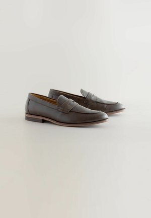 Bruna läderloafers med en elegant design, som har en subtil textur, rund tå, dubbel remaccent och en låg staplad klack.