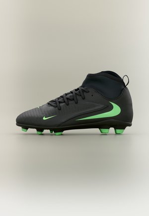 Schwarzer und grüner Nike High-Top-Fußballschuh mit Schnürsenkeln und geformten Stollen auf neutralem Hintergrund.
