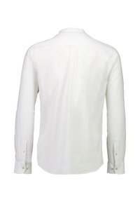 Camicia bianca a maniche lunghe in lino. Presenta un orlo dritto, polsini con bottoni e un colletto classico. Texture e design minimali.