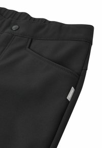 Czarne wodoodporne spodnie z elastycznym paskiem w talii, z bocznymi kieszeniami i małą metką z logo. Gładka matowa tekstura i dopasowany krój.