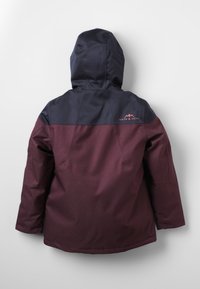 Kinder winterjack met capuchon, maroon lichaam en donker marineblauwe schouders, met het logo "MNTN & MORE" op de rechterbovenkant van de rug.