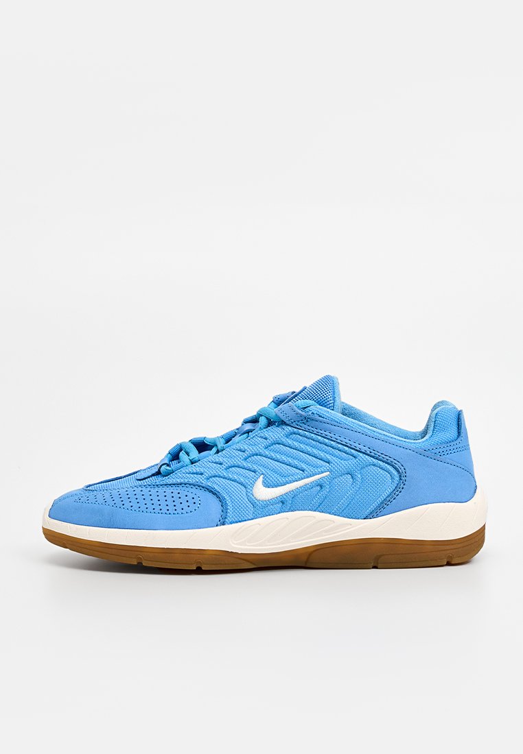 Zapatillas deportivas azules con un upper texturizado, que presentan detalles perforados, puntera redonda y una suela de goma de color marrón claro en contraste. Logo Swoosh blanco.