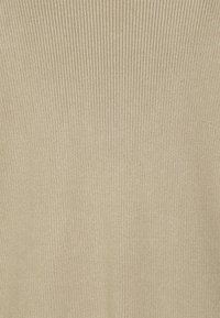 Tessuto a maglia rigata beige con una texture fine, caratterizzato da linee verticali e una leggera lucentezza. Nessuna cucitura o motivo visibile.