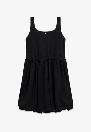 Robe noire sans manches avec larges bretelles, corsage ajusté et jupe évasée froncée sur fond blanc.