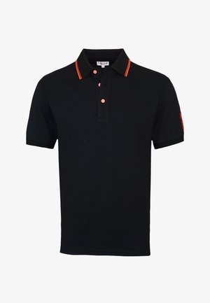 Polo noir en coton, avec un col classique, une patte de boutonnage à trois boutons et des accents orange vif sur le col et les manches.