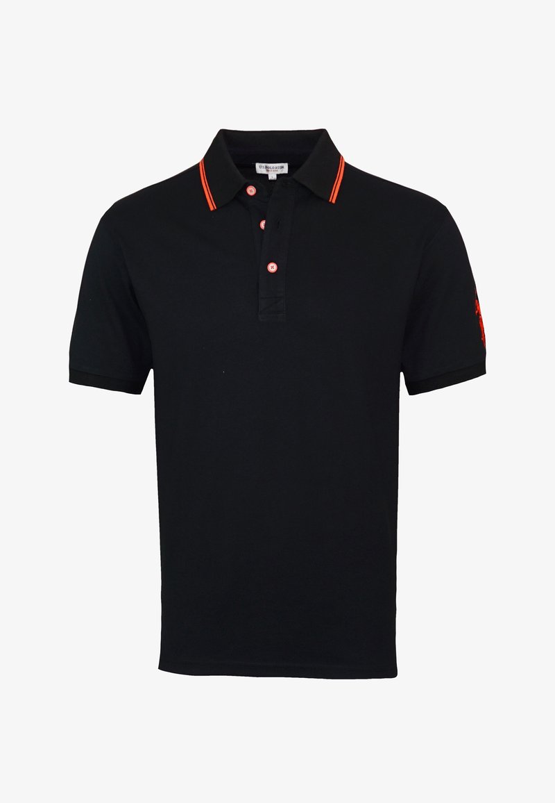 Polo noir en coton, avec un col classique, une patte de boutonnage à trois boutons et des accents orange vif sur le col et les manches.