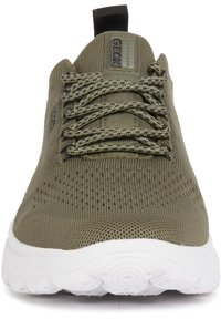 Scarpa sportiva verde oliva con una tomaia in rete traspirante, dettagli texturizzati, lacci piatti e suola in gomma bianca con motivi di trazione.