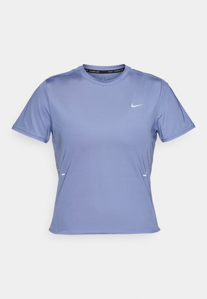 T-shirt de sport à manches courtes en tissu violet clair, avec un col rond et un petit logo Nike blanc sur la poitrine gauche.