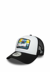 Casquette de baseball noire et blanche avec un patch graphique représentant une voiture de course et le texte "24 Heures du Mans". Dos en maille, visière courbée, Strap réglable.