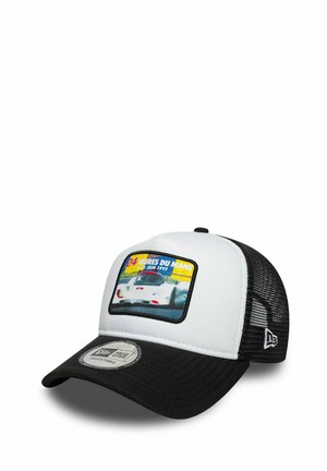 Weiße und schwarze Baseballcap mit einem grafischen Patch, der ein Rennwagen und den Text "24 Heures du Mans" zeigt. Netzrücken, gebogener Schirm, verstellbarer Riemen.