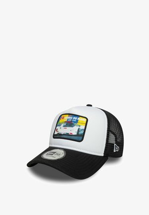 Weiße und schwarze Baseballcap mit einem grafischen Patch, der ein Rennwagen und den Text "24 Heures du Mans" zeigt. Netzrücken, gebogener Schirm, verstellbarer Riemen.
