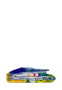 Asciugamano da spiaggia piegato con un motivo vivace che presenta tonalità di blu, verde e giallo, realizzato in tessuto testurizzato per un'asciugatura rapida e morbidezza.