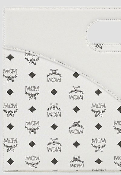 Porte-documents en cuir texturé blanc avec une coupe diagonale, arborant un motif répétitif en noir du logo MCM et un motif en losanges. Comprend une poignée supérieure.