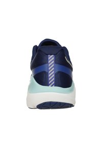 Scarpa da corsa navy con retro imbottito, intersuola azzurro chiaro e suola bianca. Presenta un elemento di design riflettente lungo il tallone.