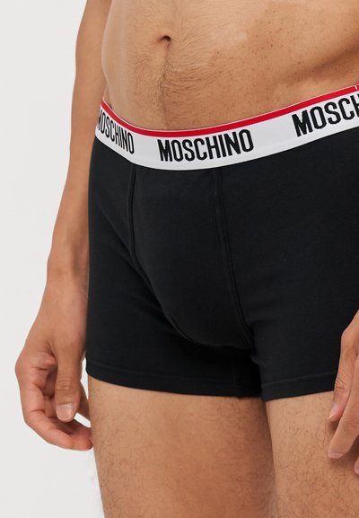 Svart bomull stretch boxere med en hvit midjebånd med røde og svarte "MOSCHINO"-merker. Jevn tekstur, tettsittende design.