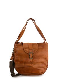 Sac à bandoulière en cuir marron avec texture côtelée, fermeture par rabat magnétique et bandoulière amovible. Présente un détail de boucle en métal argenté.