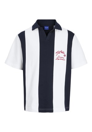 Polo à manches courtes avec de larges rayures verticales bleu marine et blanches, col bleu marine, et broderie de texte rouge sur la poitrine gauche.