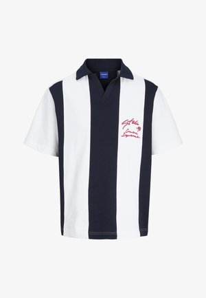 Poloshirt mit kurzen Ärmeln, breiten vertikalen Streifen in Marineblau und Weiß, marineblauem Kragen und roter Textstickerei auf der linken Brust.